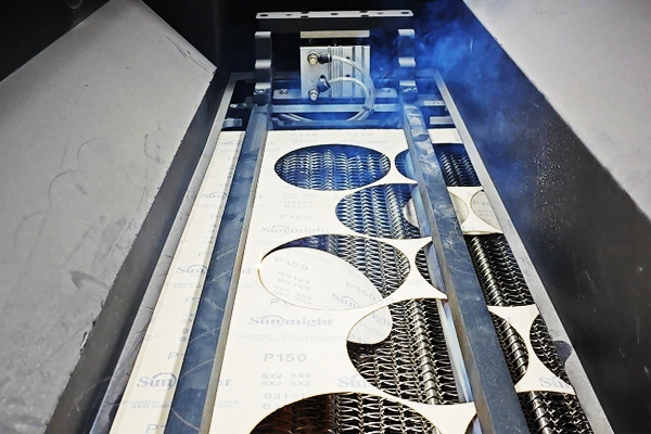 Analysis of the advantages of using laser die cutting machine in sandpaper die cutting(图1)